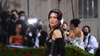Model AS Bella Hadid tiba untuk Met Gala 2022 di Metropolitan Museum of Art pada 2 Mei 2022, di New York. (ANGELA WEISS / AFP)