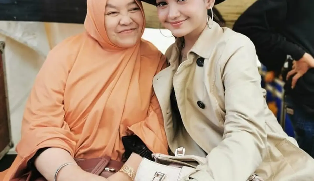 Sang ibu, Kamiatun, nampak selalu memberi dukungan dan menemani berbagai aktivitas Jihan Audy. Keduanya selalu tampak kompak dan saling menunjukkan kasih sayang. (Liputan6.com/IG/@jihanaudy123_real)