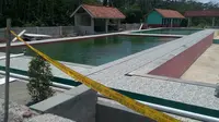 Garis polisi terpasang di sekitar kolam renang lokasi kecelakaan air yang menewaskan seorang murid kelas 2 SD negeri 3 Makam Rembang, Sabtu (22/2/2020). (Foto: Liputan6.com/Rudal Afgani Dirgantara)