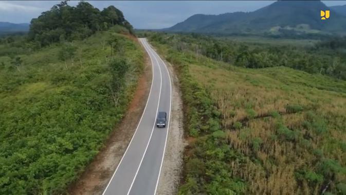 Pembangunan jalan paralel perbatasan Indonesia-Malaysia di Kalimantan Barat (Kalbar) sepanjang 811,32 km. (dok: PUPR)