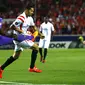 Gelandang Sevilla, Machin Vitolo (tengah) berusaha melewati bek Fiorentina Micah Richards pada leg pertama semifinal Europa League di Stadion Ramon Sanchez, Kamis (7/5/2015). Sevilla menang 3-0 atas Fiorentina. (REUTERS/Marcelo del Pozo)