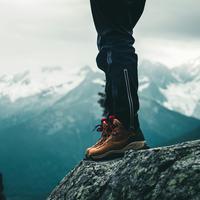 4 Rekomendasi Sepatu Outdoor Pria Trendy untuk Petualangan Maksimal