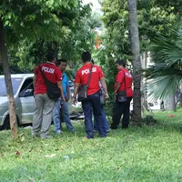 Polisi siaga dirumah Gatot Brajamusti (Nurwahyunan/bintang.com)