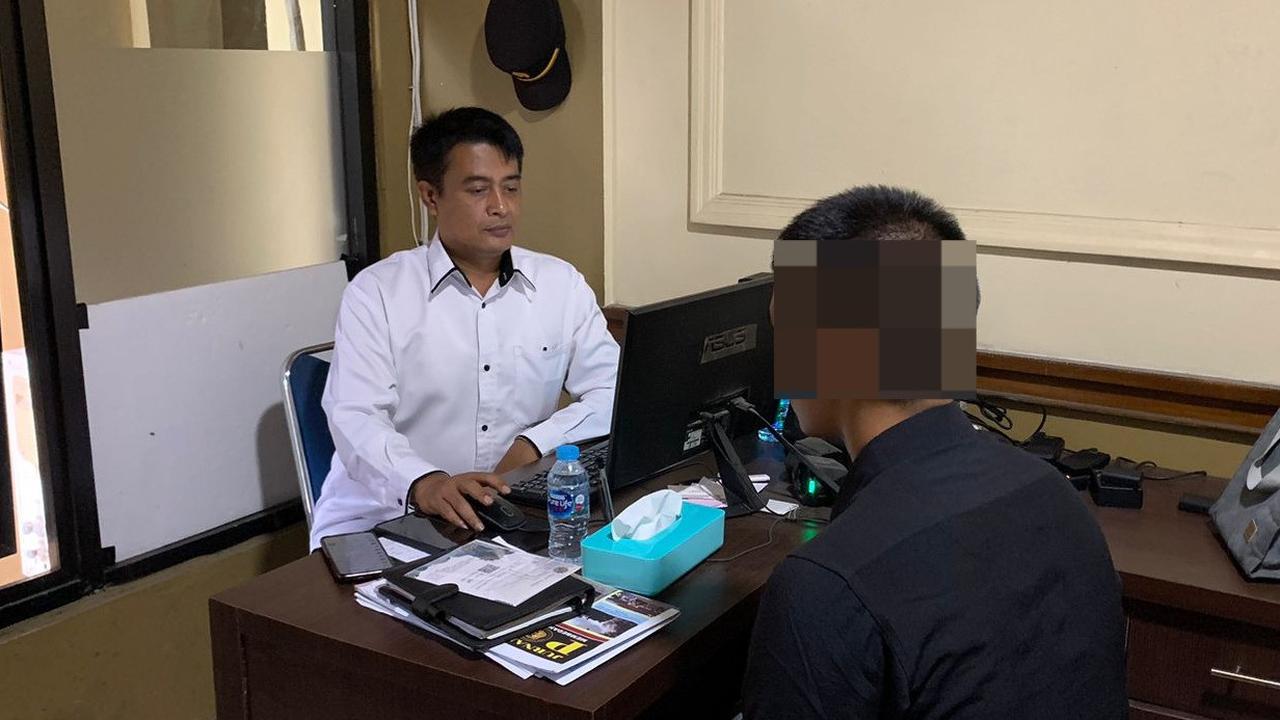 Satuan Reserse Kriminal Polres Garut, Jawa Barat, mengamankan AY (20) yang diduga menjadi pelaku pencabulan terhadap DNZ (17) seorang gadis di bawah umur, Rabu (13/11/2024). (Liputan6.com/Jayadi Supriadin)