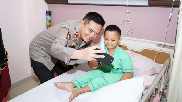Anak penderita kerapuhan tulang saat dikunjungi oleh Kepala Polda Riau Irjen Mohammad Iqbal.