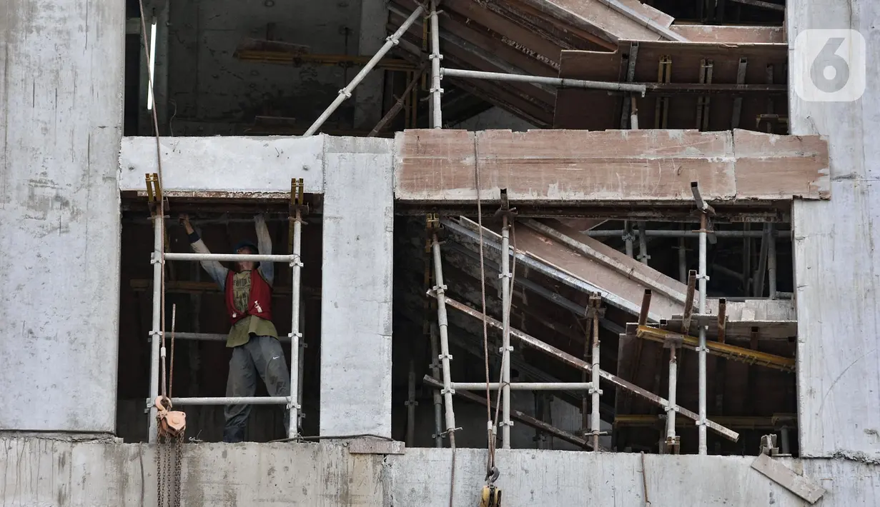 Pekerja menyelesaikan pembangunan gedung tingkat di kawasan Jalan Jenderal Sudirman, Jakarta, Selasa (21/1/2020). Kementerian Koordinator Bidang Perekonomian akan mengatur upah minimum pekerja dan rencana skema upah per jam dalam Draf RUU Omnibus Law Cipta Lapangan Kerja. (merdeka.com/Iqbal Nugroho)