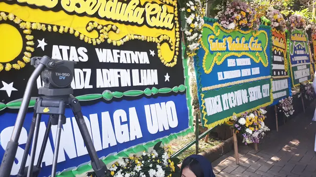 Karangan bunga dukacita meninggalnya Ustaz Arifin Ilham dari Sandiaga Uno (Liputan6.com/ Zulfa Ayu S)