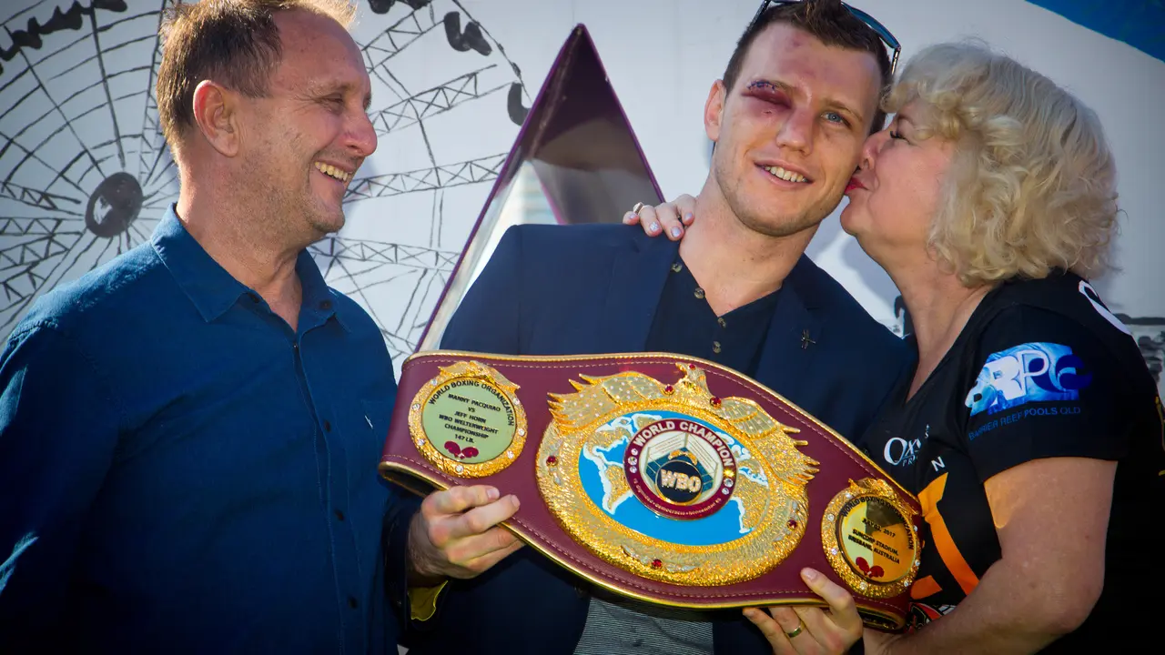 Jeff Horn memamerkan sabuk juara yang direbutnya dari Manny Pacquiao