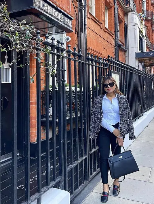 Felicia juga tampil formal dengan blazer tweed dipadukan kemeja putih sebagai inner dan celana hitam serasi dengan tas Hermesnya. @feliciahutapeaaa