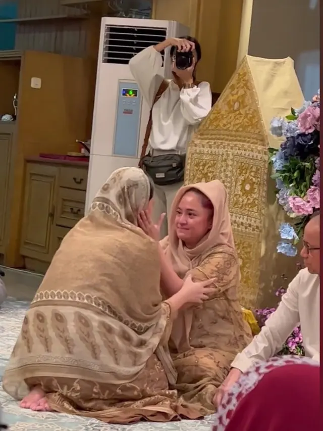 6 Potret Marshanda di Pengajian Pranikah Sang Adik, Tampil Pakai Kerudung