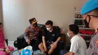 Polres Serkot Bawa Berobat Remaja Penderita Anemia Gravis. (Selasa, 22/02/2022). (Liputan6.com/Yandhi Deslatama).