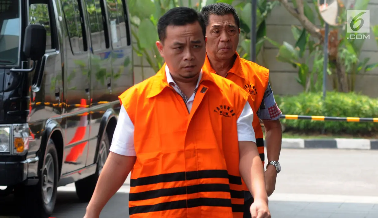 Dua tersangka penyuap Wali Kota Blitar dan Bupati Tulungagung, Bambang Purnomo dan Agung Prayitno setibanya di KPK, Selasa (4/9). Keduanya diperiksa sebagai saksi kasus  ijon proyek pembangunan sekolah lanjutan pertama di Biltar. (Merdeka.com/Dwi Narwoko)