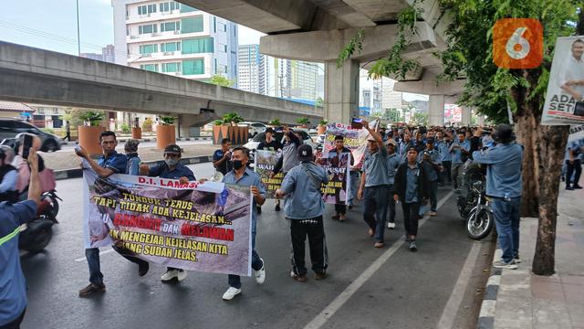 Pegawai TPOP Sulsel long march ke DPRD (Liputan6.com/Fauzan)