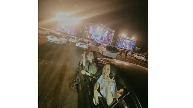 6 Potret Seru Wulan Guritno dan Shaloom Nonton Konser Drive-In, Bak Kakak Adik