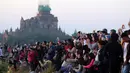 Wisatawan lokal dan asing mengunjungi kuil tua Myanmar sesaat sebelum matahari terbit di Bagan, distrik Nyaung U, Myanmar tengah (16/12). Banyak wisatawan menggunakan balon udara untuk menikmati pemandangan langit Bagan. (AP Photo/Aung Shine Oo)