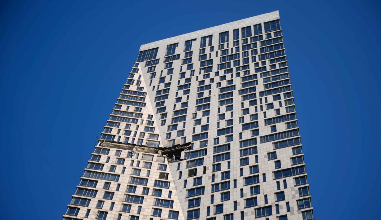 Puing-puing bergelantungan terlihat dari gedung apartemen yang rusak di jalan Mosfilmovskaya, Moskow, setelah serangan pesawat tak berawak dari Ukraina, Senin 4 Mei 2026. ebuah pesawat tak berawak (drone) dari Ukraina menghantam sebuah gedung pencakar langit yang menjadi kompleks hunian warga di Moskow, Rusia. (AP Photo)