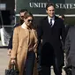 Penasihat Presiden Amerika Serikat Donald Trump, Hope Hicks (kiri) berjalan dari Marine One di Pangkalan Angkatan Udara Andrews, Maryland, Amerika Serikat, Rabu (30/9/2020). Hope Hicks dan Donald Trump diketahui sempat berada di pesawat yang sama, Marine One pada Rabu (30/9). (AP Photo/Alex Brandon)