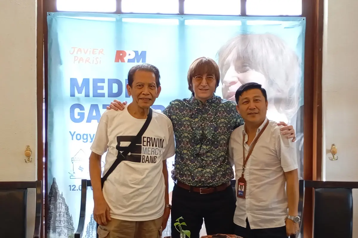 Octav Panggabean memulai inisiatif ini dengan menggandeng Javier Parisi, seorang impersonator John Lennon.