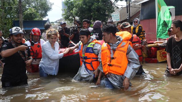 Gaya Nikita Mirzani Saat Terjang Banjir di Ciledug Indah
