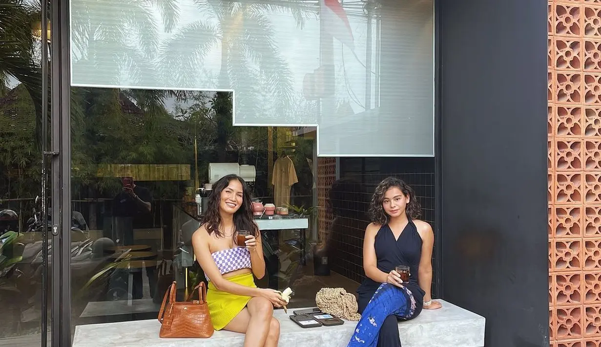 <p>Gaya traveling dengan rok mini warna cerah untuk hari yang cerah. (Foto: Instagram @owliasarah)</p>