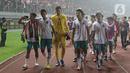 Pemain Timnas Indonesia U-19 mengitari lapangan menyapa suporter usai laga terakhir penyisihan grup A Piala AFF U-19 2022 melawan Myanmar U-19 di Stadion Patriot Candrabhaga, Bekasi, Jawa Barat, Minggu (10/7/2022). Timnas Indonesia U-19 gagal melaju ke semifinal meski berhasil menundukkan Myanmar U-19 dengan skor 5-1. (Liputan6.com/Helmi Fithriansyah)