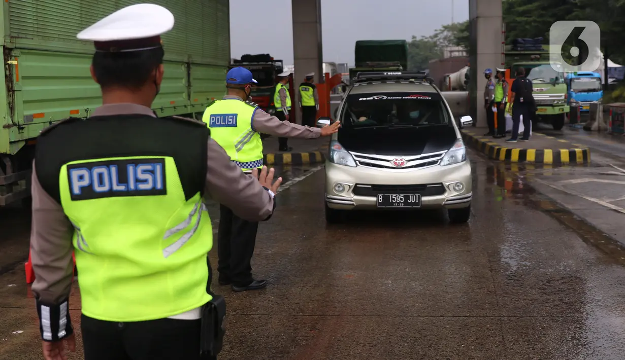 Petugas memberhentikan sebuah mobil saat penyekatan larangan mudik lebaran di gerbang tol Cikupa, Kabupaten Tangerang, Banten, Kamis (6/5/2021). Penyekatan dilakukan seiring telah diberlakukan larangan mudik Lebaran mulai dari 6 hingga 17 Mei 2021.  (Liputan6.com/Angga Yuniar)