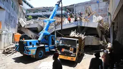 Tim pencari dan penyelamat gabungan berpacu dengan waktu untuk mengevakuasi puluhan korban runtuhnya bangunan musala di Pondok Pesantren Al Khoziny, Kecamatan Buduran, Kabupaten Sidoarjo, Jawa Timur, Kamis 2 Oktober 2025. (AP Photo/Trisnadi)