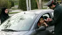 Jika  ketahuan tidak mengenakan jilbab saat berkendara, maka pengemudi perempuan di Iran akan dihukum. 