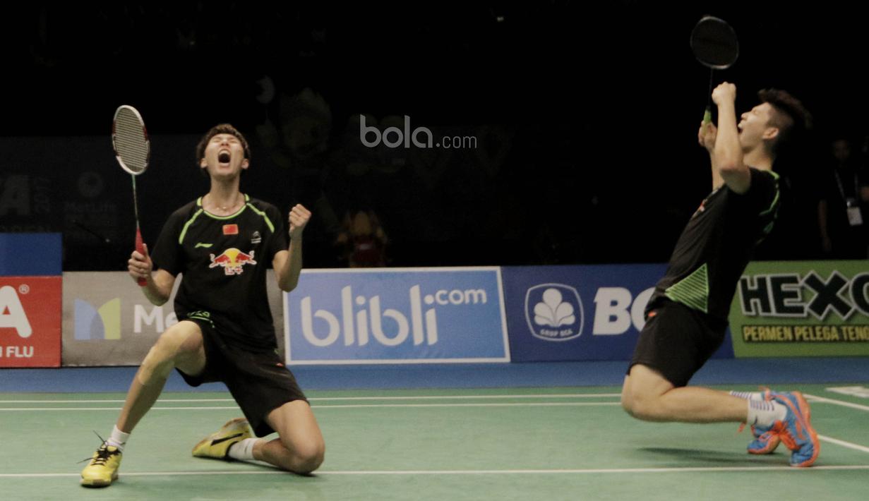 Pasangan China, Li Junhui/Liu Yuchen, melakukan selebrasi usai memastikan juara Indonesia Open 2017 di JCC, Minggu (18/6/2017). Li Junhui/Liu Yuchen berhasil mengalahkan pasangan Denmark, Mathias Boe/Carsten Morgensen. (Bola.com/M Iqbal Ichsan)