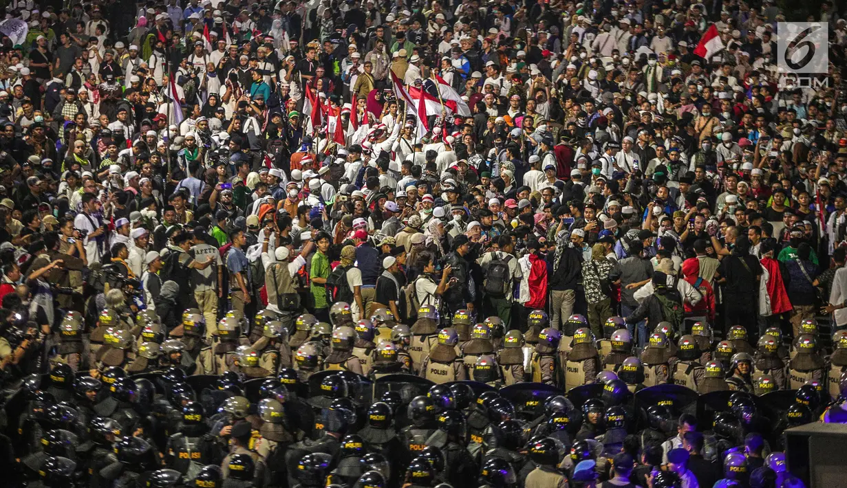 Aparat kepolisian bersiaga mengamankan unjuk rasa dari Gerakan Nasional Kedaulatan Rakyat di depan Gedung Bawaslu, Jakarta, Selasa (21/5/2019). Dalam aksinya mereka meminta Bawaslu memeriksa hasil perolehan suara Pemilu 2019 yang dinilai banyak kecurangan. (Liputan6.com/Faizal Fanani)