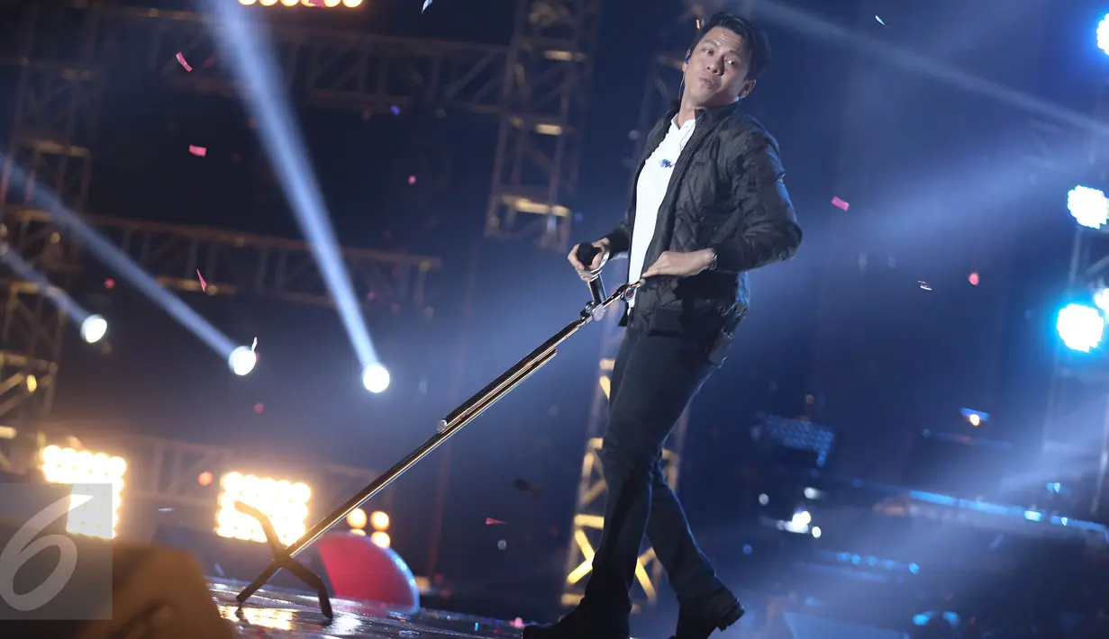 Aksi panggung vokalis Grup Band Noah, Ariel dalam malam Pesta Rakyat Konser Kemerdekaan  di Senayan, Jakarta, Rabu (17/8). Konser HUT ke-71 Kemerdekaan RI dihadiri 17 musisi. (Liputan6.com/Faizal Fanani)