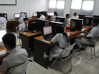 Sejumlah siswa mengikuti Ujian Nasional (UN) berbasis komputer di SMKN Budi Utomo, Jakarta, Senin (13/4/2015). Hari ini hingga Rabu (15/4), sejumlah SMA/sederajat melaksanakan UN dengan lembar soal maupun berbasis komputer. (Liputan6.com/Herman Zakharia)