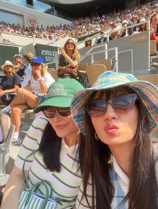 Ia diketahui sedang menonton pertandingan tenis di Rolland Garros, Paris. Raline menyaksikan laga semi final Karolina Muchova melawan Aryna Sabalenka. [Instagram @ralineshah]