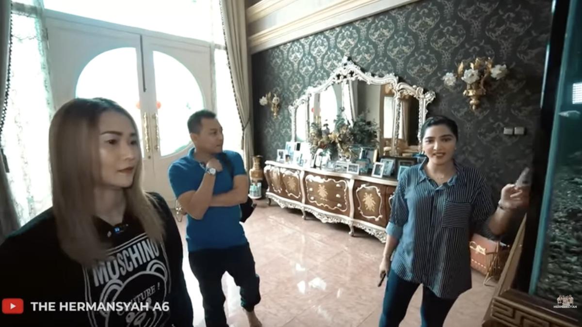 7 Potret Ruang Tamu Rumah Inul Daratista yang Bernuansa Klasik Modern