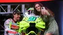 <p>Pembalap MotoGP, Franco Morbidelli berfoto bersama dengan kekasihnya, Francesca dalam launching tim Pertamina Enduro VR46 yang berlangsung di Balai Kartini, Jakarta, Sabtu (25/01/2025). (Bola.com/Bagaskara Lazuardi)</p>