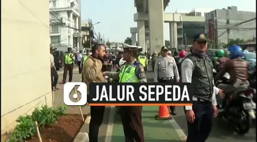 Polisi akan terus meakukan razia jalur speda di DKI Jakarta. Razia dilakukan secara acak di lokasi yang terjadi pelanggaran. Polisi akan langsung memberikan sanksi tilang. Razia di Jakarta Selatan diwarnai protes pengendara karena tidak adanya rambu ...