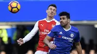 Striker Chelsea, Diego Costa, duel udara dengan bek Arsenal, Laurent Koscielny. Kemenangan ini membuat Chelsea kian kokoh di puncak klasemen dengan unggul sembilan poin dari peringkat kedua, Tottenham. (EPA/Will Oliver)