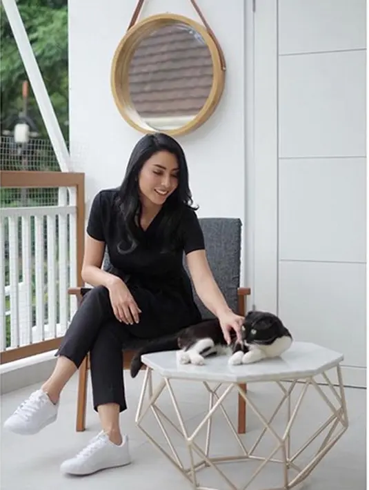 "@nany_sikem eh biar pinter gue kasih tau! Kaka gue punya usaha Kaos. Semua yang punya kaos @polosanid dipake saat nganter Alm utk menghormati beliau. Lo kalo ngga tau apa2 ngga usah sok tau!!!! Ngga usah ngajarin org dlm keadaan kyk gini!," jawab Tyas.