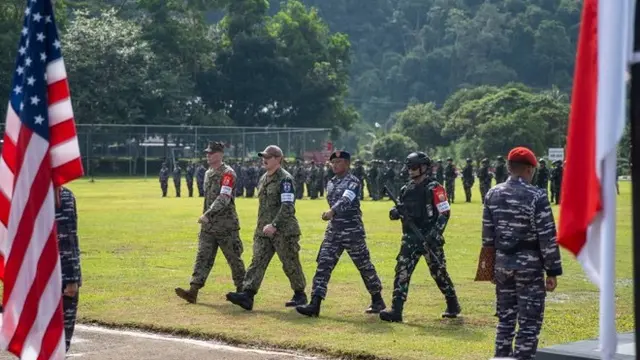 Anggota militer AS dan Indonesia berbaris dalam formasi saat upacara pembukaan Cooperation Afloat Readiness and Training (CARAT) Indonesia 24 di Pesawaran, Lampung, Indonesia, 13 Mei 2024.