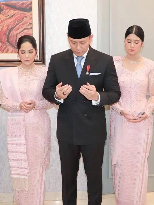 Annisa Pohan tampil apik dengan kebaya soft pink. Kebaya yang dibuat oleh dibuat oleh desainer Wiranti Kurnia ini dihiasi payetan dengan kerah circle brokat. [@annisayudhoyono]