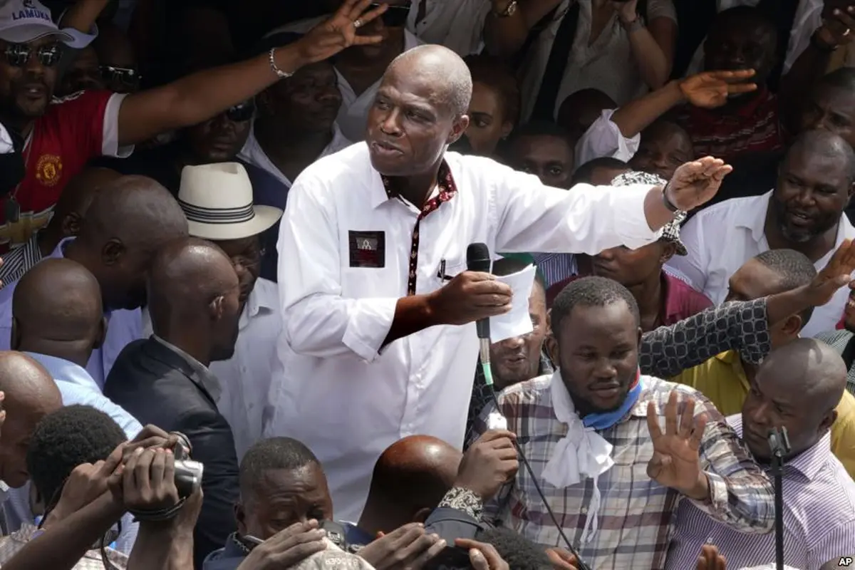 Calon presiden Kongo, Martin Fayulu menyalami pendukungnya di Kinshasha, Kongo (AP)