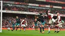 Striker Arsenal, Danny Welbeck mencetak gol ke gawang Southampton dalam lanjutan Premier League 2017/2018 di Stadion Emirates, Minggu (8/4). Welbeck jadi pahlawan The Gunners lewat dua gol yang disumbangkannya. (Glyn KIRK / AFP)
