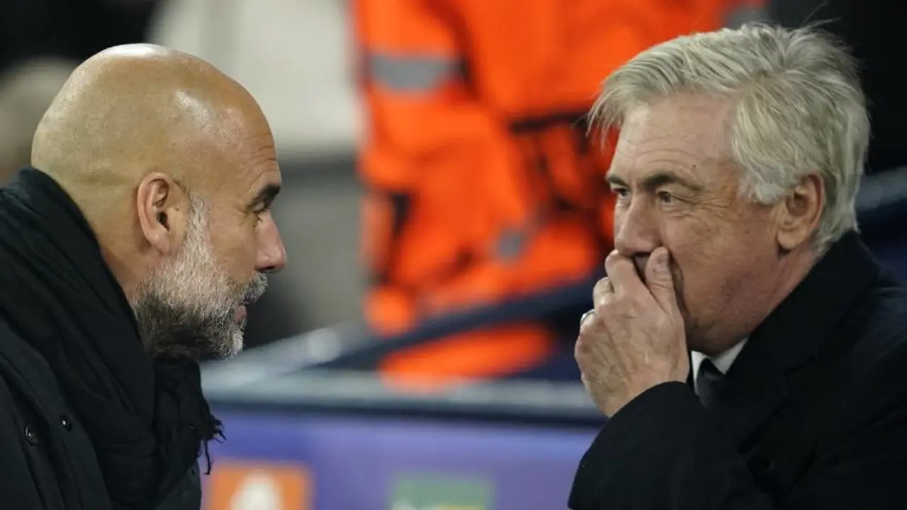 Josep guardiola berbicara dengan Carlo Ancelotti dalam laga Liga Champions antara Manchester City vs Real Madrid, Rabu (12/2/2025) dini hari WIB. (c) AP Photo/Dave Thompson