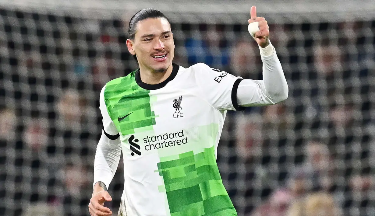 Pemain Liverpool, Darwin Nunez, melakukan selebrasi setelah mencetak gol ke gawang Burnley pada laga pekan ke-19 Premier League 2023/2024 di Stadion Turf Moor, Rabu (27/12/2023). Dengan kemenangan ini, Liverpool sekarang ada di pucuk klasemen sementara Liga Inggris 2023/2024 dengan koleksi 42 angka. (AFP/Paul Ellis)