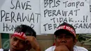 Poster yang dibawa para perawat honorer Indonesia saat menggelar unjuk rasa di depan Gedung DPR, Jakarta, Kamis (16/3). Mereka mengenakan pakaian putih tersebut tergabung dalam Persatuan Perawat Nasional Indonesia (PPNI). (Liputan6.com/Johan Tallo)