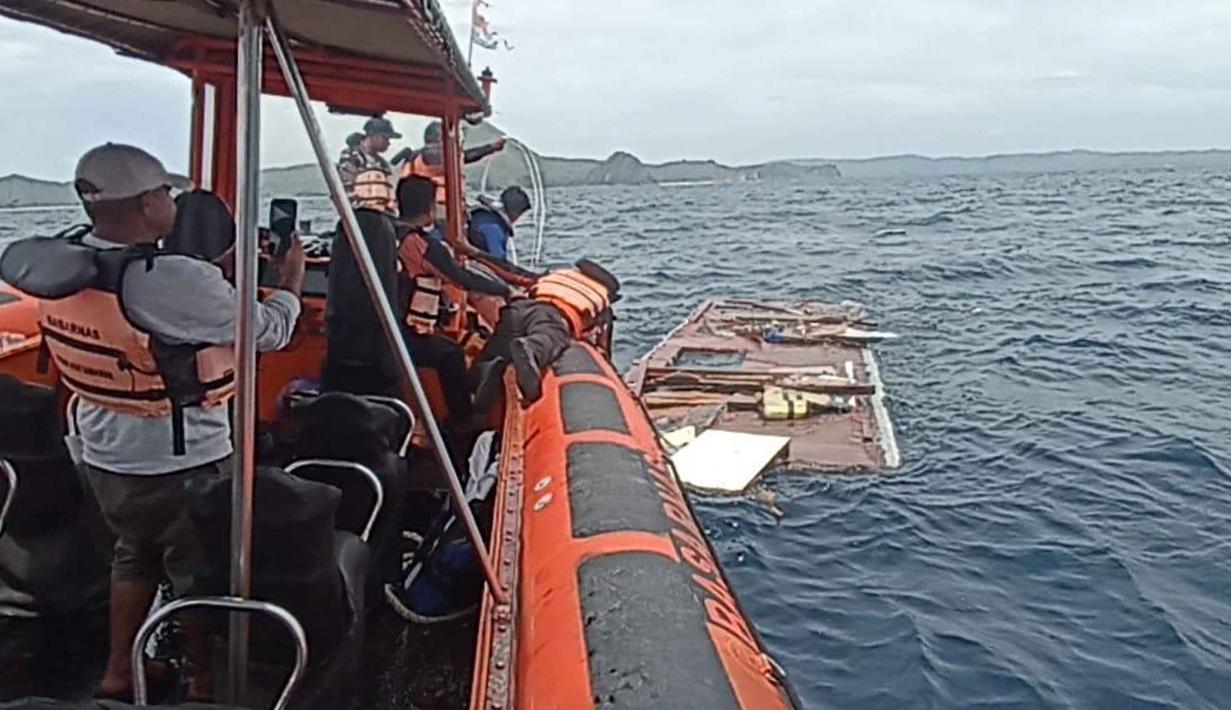 Dalam foto yang dirilis oleh Badan Nasional Pencarian dan Penyelamatan Indonesia (BASARNAS) pada Sabtu, 27 Desember 2025, memperlihatkan tim penyelamat memeriksa puing-puing yang diyakini sebagai bagian dari kapal wisata yang tenggelam, di dekat Pulau Padar, Taman Nasional Komodo, Indonesia. Tim pencari dan penyelamat gabungan terus melanjutkan pencarian korban kapal wisata Kapal Motor (KM) Putri Sakinah yang tenggelam di perairan Pulau Padar, Labuan Bajo pada Sabtu (27/12/2025). (BASARNAS via AP)