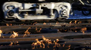 Sistem pemanas berbahan bakar gas menghangatkan lintasan rel kereta di dekat stasiun Metra Western Avenue, Chicago, 29 Januari 2019. Para petugas berupaya membuat kereta komuter tetap beroperasi di tengah suhu udara yang sangat dingin. (AP/Kiichiro Sato)