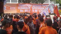 Simpatisan dan kader Partai Buruh menggeruduk kantor Komisi Pemilihan Umum (KPU) RI pada Minggu (25/8/2024). (Liputan6.com/ Ady Anugrahadi)