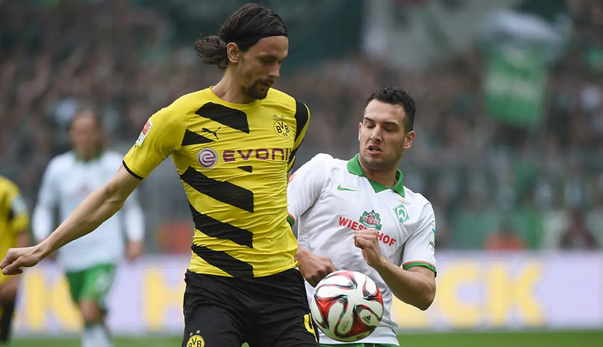 Bek berkebangsaan Serbia itu dahulu merupakan salah satu pemain kesayangan dari Klopp kala masih menukangi Dortmund. (AFP/Patrik Stollarz)