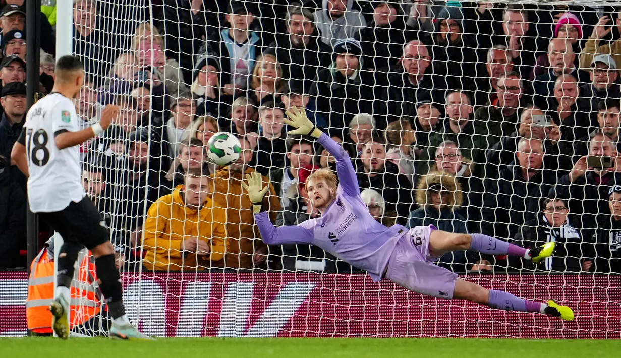 Pemain Liverpool Caoimhin Kelleher menghalau tendangan penalti pemain Derby County Lewis Dobbin pada pertandingan sepak bola Piala Liga Inggris atau Carabao Cup di Stadion Anfield, Liverpool, Inggris, 9 November 2022. Liverpool  menyingkirkan Derby County lewat adu penalti dengan skor 3-2. (AP Photo/Jon Super)